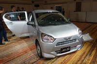 ビジネスユースを想定した「B“SA III”」。集中ドアロックが新たに採用されるなど、その仕様は従来モデルと比べ、より実用シーンに即したものとなった。（写真＝webCG）