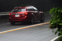 滑らかで応答感の良いハンドリングの実現を目指し、フロントダンパーの大径化とリアサスペンションの構造の一新を実施した。さらに専用タイヤを採用し、走りの質感アップと乗り心地を改善したという。