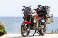 本格的なアドベンチャーモデルだけに、厳しい環境下でのグランドツーリングを想定したオプションも用意。アルミ製のサイドケース（左：39リッター、右：32リッター）やプロテクションバー、追加ライトなどを装備できる。