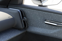 リサイクル素材やバイオ素材を積極的に取り入れているのも「EX30」の特徴。絶妙なカラーリングでそれをおしゃれに感じさせるのがボルボらしいところ。