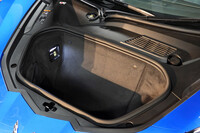 ハイブリッド化に際して犠牲となったのはフロントトランクの容量のみ。それもわずかに2リッターだ。