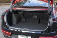 荷室の容量は450リッター。ヘッドの方向を入れ違いにすることでゴルフバッグを3個積める。