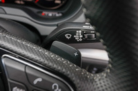 ステアリングホイールにはシフトパドルが備わる。