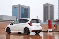 2016年11月のマイナーチェンジで「ノート」に追加された、ハイブリッドモデルの「e-POWER」。「e-POWER NISMO」はひと月後れて同年12月に発売された。