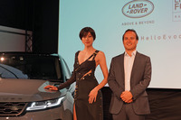 森 星さん（写真左）とジャガー・ランドローバー・ジャパンのマグナス・ハンソン代表取締役社長（同右）。