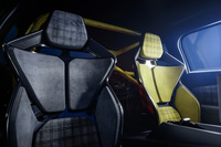 バケットタイプのシートは、左右で表皮カラーが異なっている。シート背面に備わるイエローのロールケージも「5ターボ3E」の特徴である。