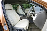 インテリアでは、横長にデザインされたダイヤモンドキルティングとパーフォレーション加工のパターンが「アズール」の特徴。「ファーストエディション」では各所に独自のコントラストステッチが施される。