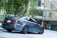 先代モデルにあたる「レクサスIS F」（2007年）は、今でも印象的な高性能セダンだ。同モデルもリアエンドには4つのパイプが並んでいた。（写真＝荒川正幸）