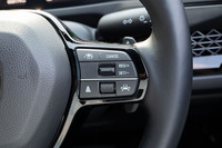車線変更の承認スイッチは、ステアリングの右スイッチパネルの右下に、車線維持支援システム（LKAS）のスイッチに代わるかたちで備わっている。これにより「アコードe：HEV Honda SENSING 360＋」では、ACC作動中にLKASの作動のみをオフにすることはできなくなった。