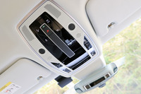 万一の事故の際には、手動または自動で緊急のSOSコールが発信され、コールセンターからのサポートが得られる。