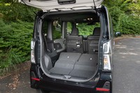 リアシートを格納して荷室を最大に拡大したところ。シートの格納は従来の2アクションのダイブダウン式から、1アクションのチルトダウン式へと変更されている。