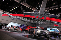 同じく日産ブースの様子。映画『スター・ウォーズ』の世界が大胆に表現されている。