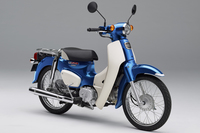 「スーパーカブ110」のボディーカラーも全5色。「スーパーカブ50」にはない「グリントウェーブブルーメタリック」（写真）がラインナップされる。