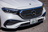 「E200ステーションワゴン アバンギャルド」のフロントフェイス。ラジエーターグリルとヘッドライトの間をグロスブラックのパネルでつなぐことで、BEVの「EQE」などと似た雰囲気に仕上げられている。