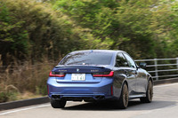 アルピナの手が加わったS58型3リッター直6ツインターボエンジンは絶品。低回転域ではシルクのように滑らかで豊かなトルクが、高回転域では力感みなぎる加速が味わえる。アルピナのエンジニアたちは、エンジンのマッピング変更に1年もの時間をかけたという。