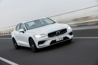 「S60」にはオプションで可変ダンパー「FOUR-C」が用意されており、これを装備すると走行モードに応じてサスペンションの減衰力が変化する。