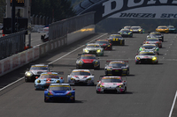 GT300クラスでは、No.61 SUBARU BRZ R&D SPORT（写真先頭）が圧倒的な強さを見せて勝利した。