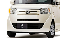 初代では、フロントフェンダーがロアバンパーとひとつながりになっており、大きく張り出して見えるデザインとなっていた。新型では、わかりやすいプレスラインは消滅したものの、前へと回り込んで立体感を強調するフェンダーの見せ方は受け継がれている。