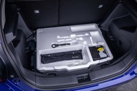 荷室のフロア下には、パンク修理キットがおさまる。