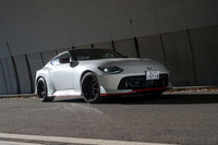 2024年モデルで追加設定された「フェアレディZ NISMO」。当面は既存のフェアレディZの納車待ち中で、NISMOへの振り替えを希望するカスタマーに対してのみの販売となる。2023年度の国内向けの生産台数は約200台。