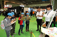 日本自動車ジャーナリスト協会(AJAJ)による、ガイダンス付き小学生特別見学の様子。今回のショーでは若者や女性の来場者が大きく増えたという。今後は、子どもにも積極的に東京モーターショーを見に来てほしい。