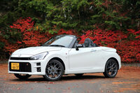 2019年に登場した「コペンGRスポーツ」。トヨタのモータースポーツ活動やスポーツカーなどの開発を統括する、TOYOTA GAZOO Racingとのタッグで生まれたモデルだ。（写真：荒川正幸）