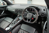 「TT RSクーペ」のインテリア。アウディドライブセレクトの操作ボタンは、ステアリングスポークに配されている。