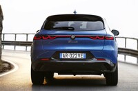 リアコンビランプは左右ひとつながりになっており、U字を3つ並べた内部デザインはヘッドランプと同じ。