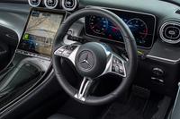 ステアリングホイールはウレタン……ではなく本革巻き。「AMGラインパッケージ」装着の場合は横スポークが上下2分割されたスポーツステアリング（ナッパレザー巻き）となるが、スポークのスイッチでできることは変わらない。