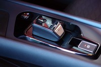 バイワイヤ式のシフトセレクター。そばには走行モードの選択スイッチがレイアウトされている。