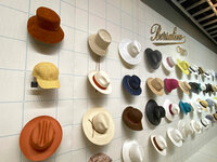 あのボルサリーノのブースには……。