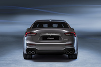 新しい意匠のテールランプを採用。2リッター直4ターボ+48V BSGマイルドハイブリッドシステムは最高出力330PS、最大トルク450N・mを発生する。