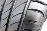 トレッド面に施されたスリップサイン。2本目の主ミゾのものには「MICHELIN」の文字が施されている。