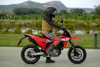 「GASGAS SM700」のシート高は898mmで、身長が180cm近い筆者の場合はかかとがしっかり接地する。「ES700」のそれは、さらに37mm高くなる。