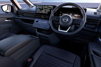 新型「セレナe-POWER」のコックピット。2枚の液晶ディスプレイが組み合わされたインストゥルメントパネルや、プッシュスイッチタイプのシフトセレクターの採用などが目を引く。