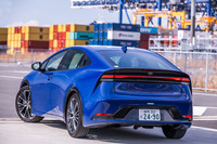 「感性に響くエモーション」と「普遍的な美しさ」を表現したという新型「プリウス」のボディーデザイン。外板色は今回の試乗車両がまとっていた「ダークブルー」を含め、「アッシュ」「マスタード」など全6色が設定されている。