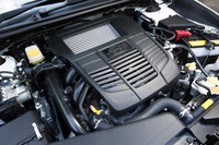 最高出力300ps、最大トルク400Nmを発生する2リッター水平対向ターボエンジン。今回の改良では、パワープラントやトランスミッション、4WD機構に関する変更は行われていない。