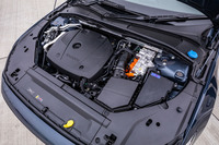 2リッター直4ターボエンジンは最高出力317PS、スターター兼発電用モーターのCISGは同71PS、リアモーターは同145PSを発生。エンジンとリアモーターの合算出力は462PSとなり、従来型「T8」の同出力よりも58PSアップしている。