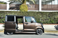 両側スライドドアの「ホンダN-BOX」。ドアの傍らに立ち、車体の下に足をかざすだけでドアを開閉できる「ハンズフリースライドドア」も用意される。