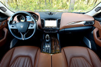 「マセラティ・レヴァンテ」のインストゥルメントパネルまわり。内装色は黒が標準だが、オプションでブラウンやベージュなどの有彩色や、ツートンカラーも選べる。