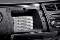 リッド付きインパネボックス（写真）など、収納スペースを各所に配置。