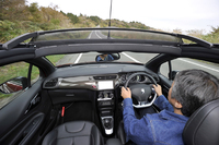 ドライバーの頭上には走行風の巻き込みや風切り音を抑える「ディフレクターネット」が備わる。