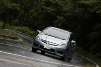 ワインディングをゆく。正面から見ると「フィット」にそっくりだが、前後に長いバンパーなど、独自のパーツが与えられている。