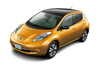 「日産リーフ」。写真は新色「タンジェリンオレンジ（ツートンカラー）」のもの。