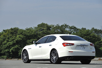 マセラティが2013年に発表したEセグメントセダン「ギブリ」。今回は、最高出力330psの3リッターV6エンジンを搭載したベースグレードに試乗した。
    