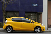 紡錘（ぼうすい）形のモノフォルムは、兄貴分の「プリウス」を思わせる。凹凸のあるルーフやフラットな床下を採用。エアロダイナミクスを追求したという。空気抵抗を示すCd値は0.28。