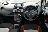 テスト車は上位グレードである「イマージュ」。レザーステアリングが装備される。