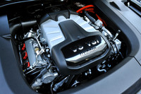 「ハイブリッド」の10・15モード燃費は、13.8km/リッター。「V6」は　9.5km/リッター。  
