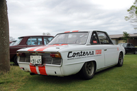 リアフェンダーは少々ブリスター化されている。ホイールは60年代に日野車で国内レース活動をしていたデル・レーシング製アルミのレプリカ。もともとのデザインはアメリカのホフカー製を模したものなので、レプリカのレプリカということになる。