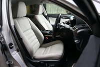 テスト車は、上級グレード“バージョンL”。シート地には、高級なセミアニリン本革がおごられる。
    